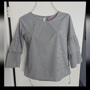 Como Vintage Gray Ruffle Sleeve Blouse
